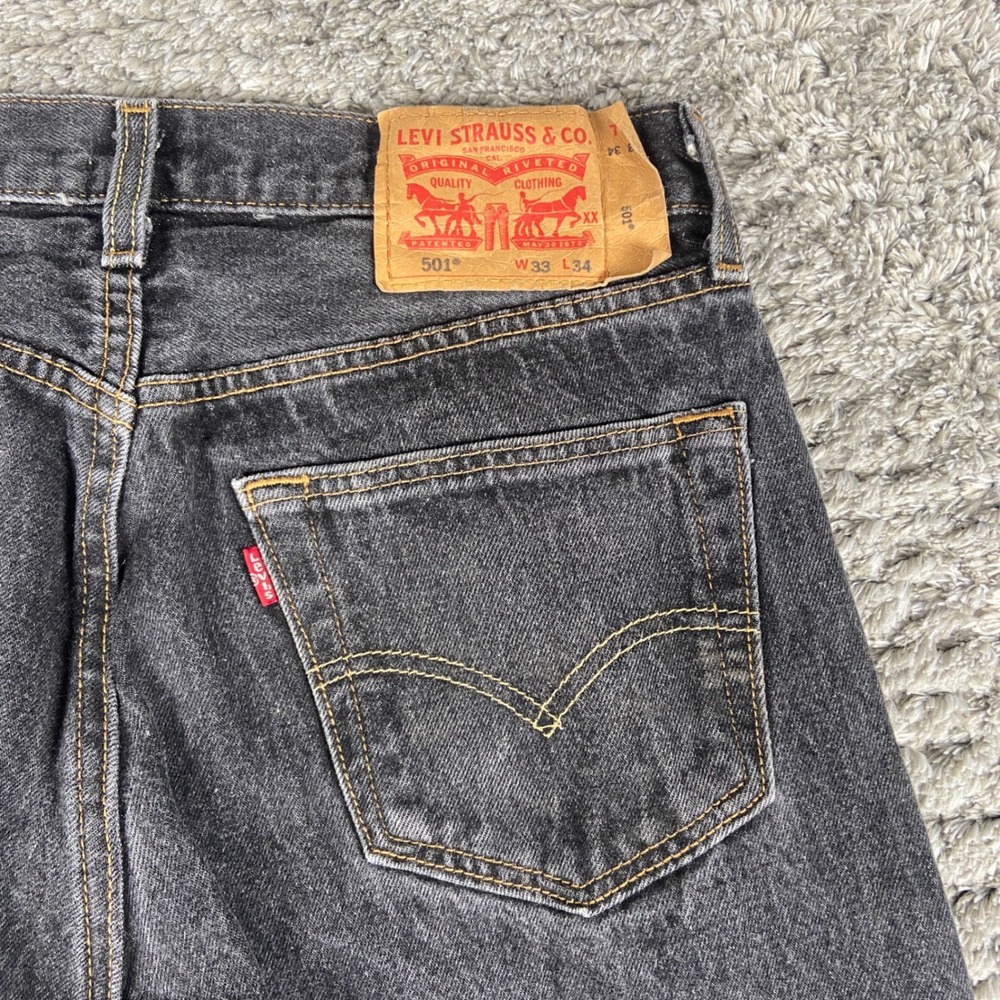 Levi 501 Jeans Mens 33x34 Black Denim Straight Leg Button Fly Pants (Fits 31x32)